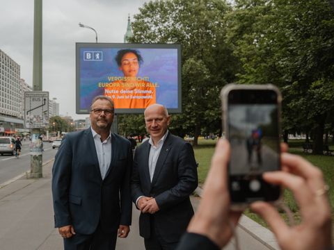 Kampagne zur Europawahl: Kai Wegner, Regierender Bürgermeister von Berlin, und Frank Geßner, Regionalleiter Ost der Firma Ströer, vor einem Motiv