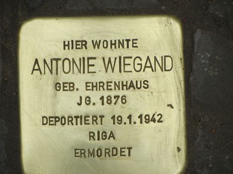 Stolperstein Antonie Wiegand, Foto: F. Siebold, April 2013