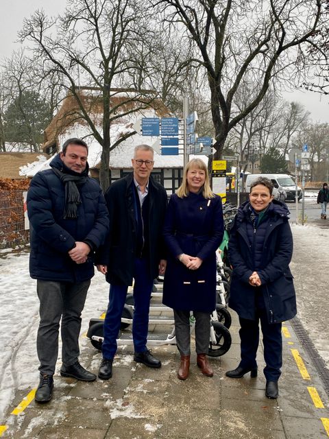 Bildvergrößerung: v.l.n.r. Prof. Dr. Günter M. Ziegler, Präsident der Freien Universität Berlin, Staatssekretärin für Mobilität und Verkehr Dr. Claudia Elif Stutz, Bezirksstadtrat Urban Aykal, Jenny Zeller, Vorständin für Personal und Soziales bei der BVG