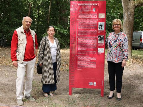 Bildvergrößerung: Enthüllung der Stele im Yehudi-Menuhin-Park - v.l.n.r.: Autor Dr. W. Ellerbrock, Künstlerin K. Rosenberg und stellv. Bezirksbürgermeisterin & Bezirksstadträtin C. Richter-Kotowski