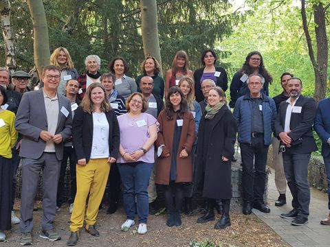 Gruppenbild mit Mitgliedern des Beirats für Partizipation und Integration des Bezirks Friedrichshain-Kreuzberg, Legislaturperiode 2022-2026