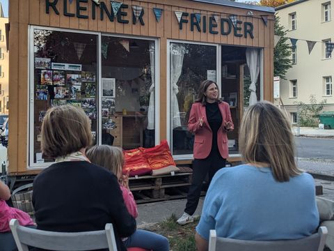 Bezirksbürgermeisterin Clara Herrmann bei der Abschlussveranstaltung der Stadtteilkasse Friedrichshain-West