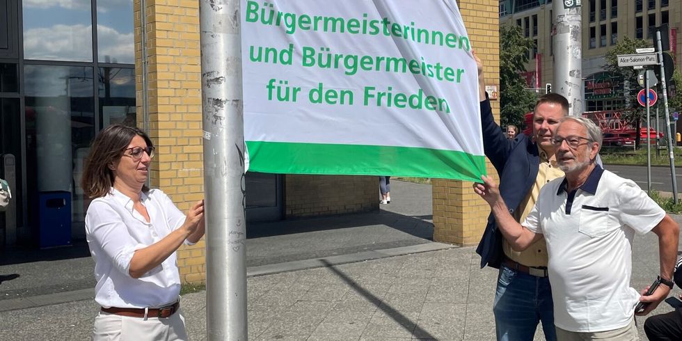 Flaggenhissung durch die Bezirksbürgermeisterin Nadja Zivkovic vor dem Rathaus Marzahn-Hellersdorf
