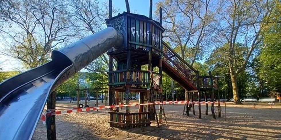 Wurde von einem Brand stark zerstört: Der Spielturm auf dem Spielplatz an der Kufsteienr Straße