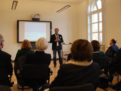 Professor Beck während seines Vortrages auf dem Akademie-Symposium