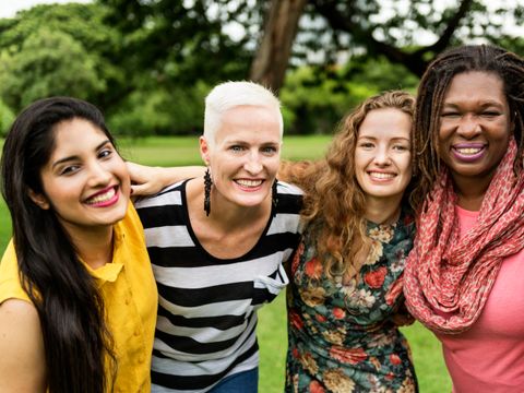 Fröhliche Frauen im Sommerpark