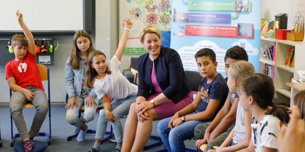 „Klappe auf! für Demokratie und Kinderrechte“ an der Reinhardswald-Grundschule mit Familienministerin Franziska Giffey