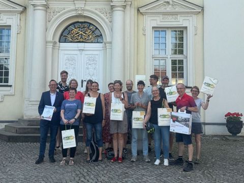 Gruppenbild - Preisträger*innen Stadtradeln 2024 vor dem Schloss Köpenick