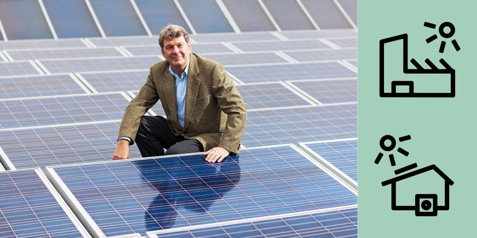 Startbild Unternehmen und Energie & Gebäude: Ein Mann mit Solarmodulen auf dem Dach von FloridaEis in Spandau