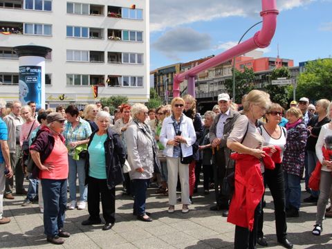 Bildvergrößerung: Menschen stehen versammelt.