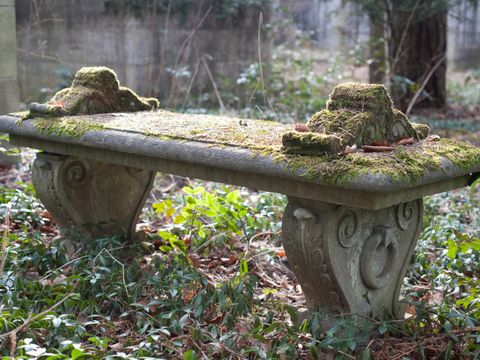 Steinbank auf Friedhof