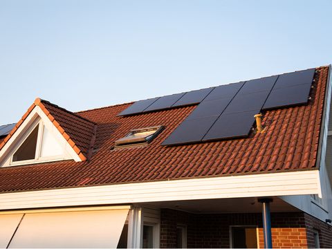 Einfamilienhaus mit Solaranlage auf dem Dach