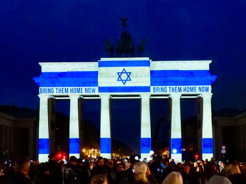 Beleuchtung Brandenburger Tor am 7. Oktober 2024 anlässlich des ersten Jahrestags des Terrorüberfalls auf Israel