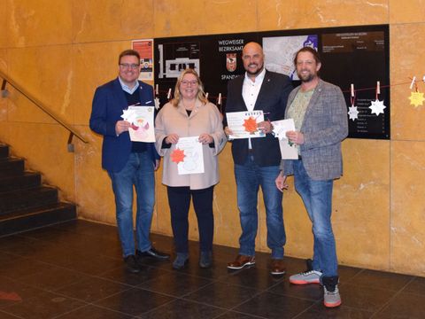 Bildvergrößerung: v.l. Bezirksstadtrat Thorsten Schatz, Bezirksbürgermeisterin Dr. Carola Brückner, stellv. Bürgermeister und Bezirksstadtrat Frank Bewig, Bezirksstadtrat Oliver Gellert