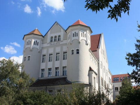 Bildvergrößerung: Fast schon majestätisch ragt das Gebäude der Georg-von-Giesche-Oberschule an der Münchener Straße empor.