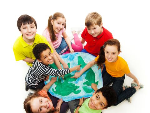 Bildvergrößerung: Kinder aus der ganzen Welt sitzen im Kreis