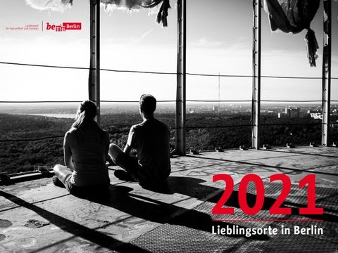 Cover vom neuen Kalender 2021, Eine Frau und ein Mann sitzen auf dem Teufelsberg und schauen in die Ferne