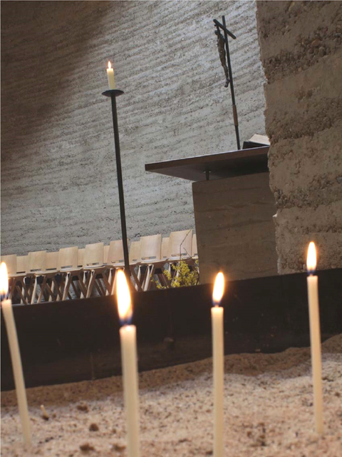 Innenansicht mit Kerzen in der Kapelle der versöhnung