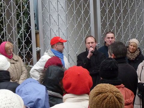 Mit Bezirksstadtrat Klaus-Dieter Gröhler vor der ehemaligen Neuapostolischen Kirche, 12.1.2013, Foto: KHMM