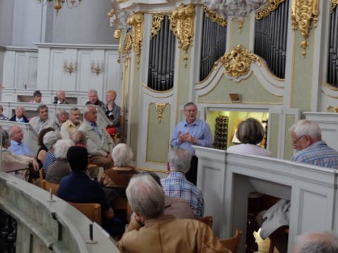 Kirschenmusikdirktor und Orgelsolist Hans-Dieter Schöne stellt Teilnehmern der Dresdner Seniorenakademie die Silbermann-Orgel in der Katholischen Hofkirche Dresden vor