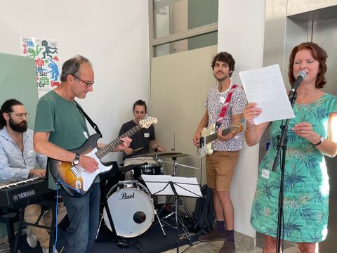Band spielt zur Eröffnung der Musikschule Fanny Hensel