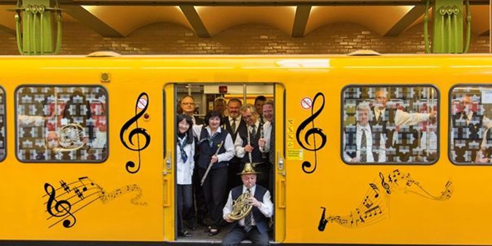 Das BVG-Orchester in einem U-Bahn-Wagen