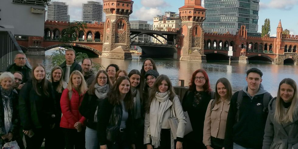 Delegation des Juniorenamts Dresden und Mitarbeiter*innen des Bezirksamtes vor der Oberbaumbrücke