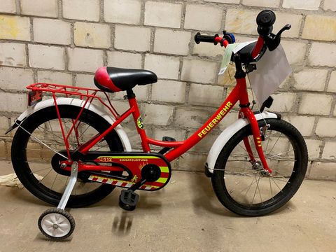 Rotes Kinderfahrrad