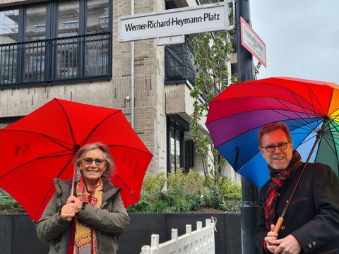 Bildvergrößerung: Elisabeth Trautwein-Heymann mit Bezirksbürgermeister Reinhard Naumann 