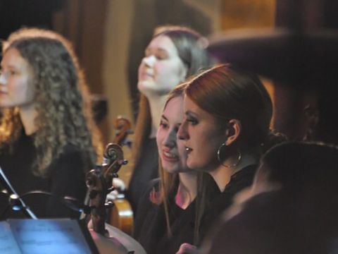Junge Mädchen im Orchester