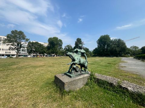 Die Skulptur Herkules und der erymanthische Eber von Louis Tuaillon steht seit 1967 auf dem Lützowplatz.