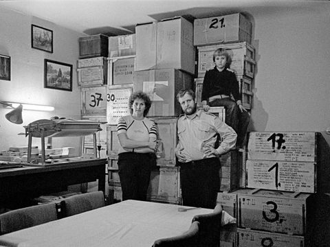 Marga, Dietmar und Hella Riemann in ihrem Haus in Rahnsdorf in Ost-Berlin auf bereits gepackten Umzugskisten, 1986 