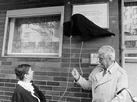 Enthüllung der Gedenktafel mit Barbara Brecht-Schall und Bezirksbürgermeister Horst Dohm