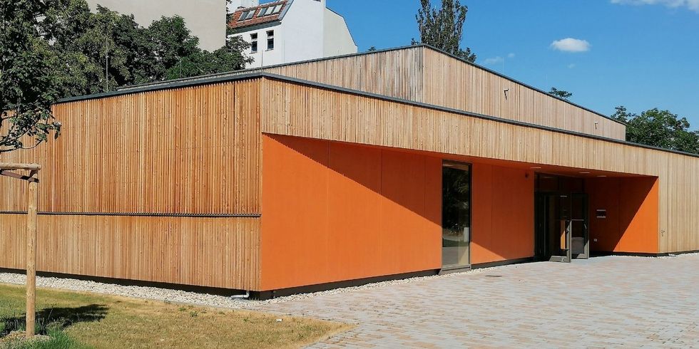 Eingang einer Sporthalle in Holzbauweise