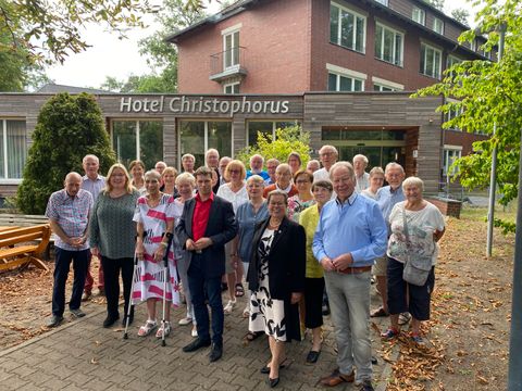 Bildvergrößerung: Die Siegener Gäste mit der Bezirksbürgermeisterin Dr. Carola Brückner, der Bezirksverordnetenvorsteherin Ina Bittroff und VertreterInnen des Partnerschaftsvereins Spandau vor ihrer Unterkunft