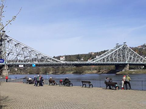 die Brücke das Blaue Wunder in Dresden über die Elbe