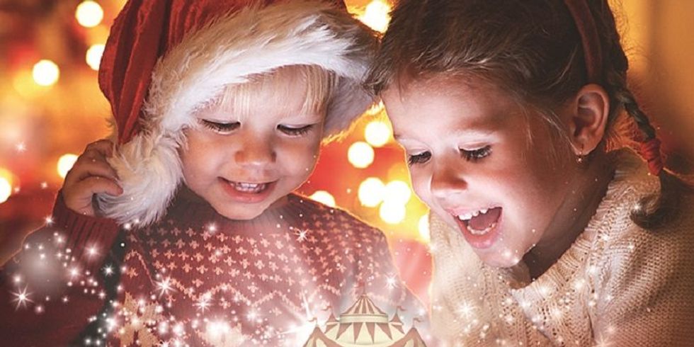 zwei glückliche Kinder im weihnachtlichen Lichterglanz