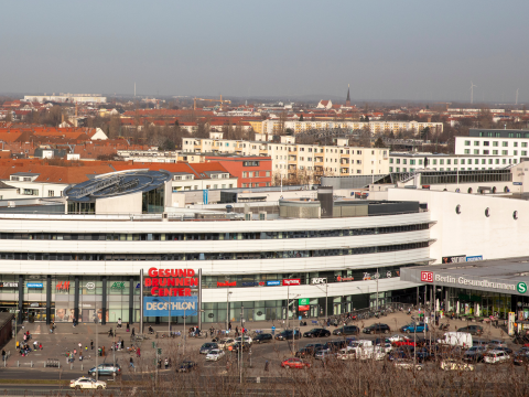 Das Gesundbrunnencenter im Winter mit dem daneben liegenden S-Bahnhof Gesundbrunnen. Zu sehen aus der Vogelperspektive.