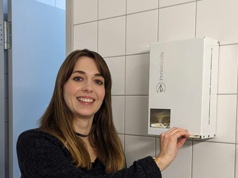 Frau Weingart befüllt die neuen Spender für kostenlose Menstruationsartikel