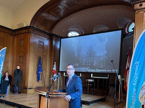 Herr Igel eröffnet den JAM 2024 im großen BVV-Saal