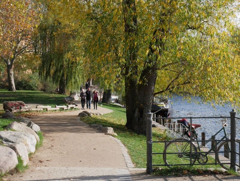 Bildvergrößerung: Fußweg Landwehrkanal / ehem. Luisenst. Kanal, 04.11.2020 (nach der Instandsetzung)