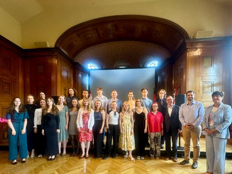 Gruppenbild der Spitzenabiturient_Innen mit Bezirksbürgermeister Igel, Bezirksstadtrat Brauchmann und Schulrätin Pallik