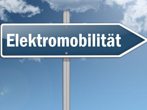 Schild mit Aufschrift Elektromobilität