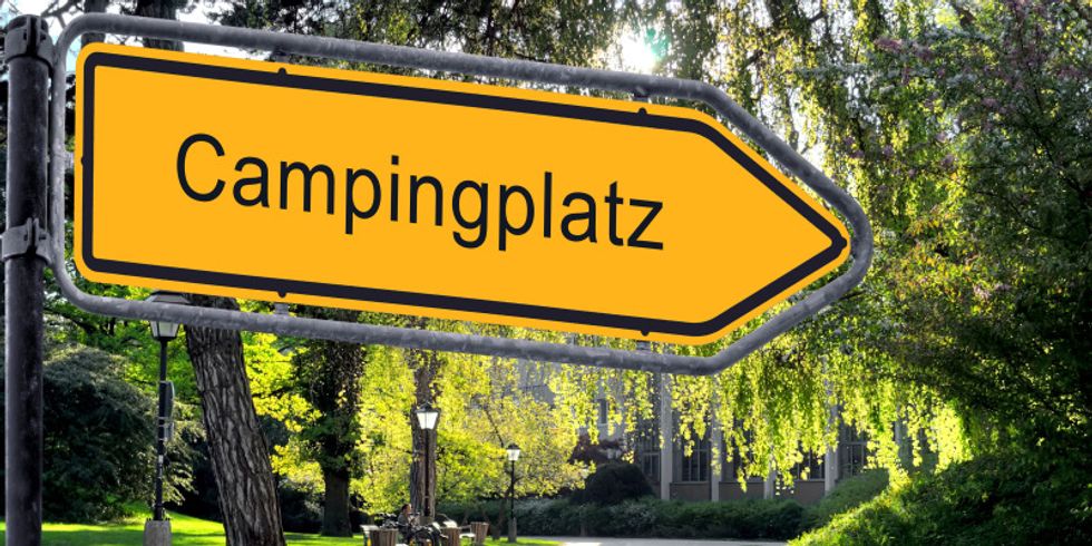 Schild mit der Aufschrift Campingplatz