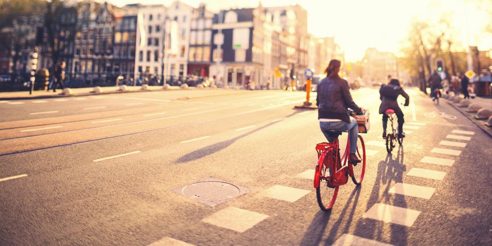 zwei Radfahrer auf einer Straße