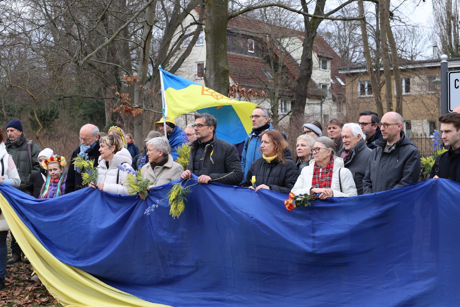 Steglitz-Zehlendorf in Blau-Gelb. 1.v.r. Sören Grawert, stellv. BVV-Vorsteher, links daneben Ruppert Stüwe MdB