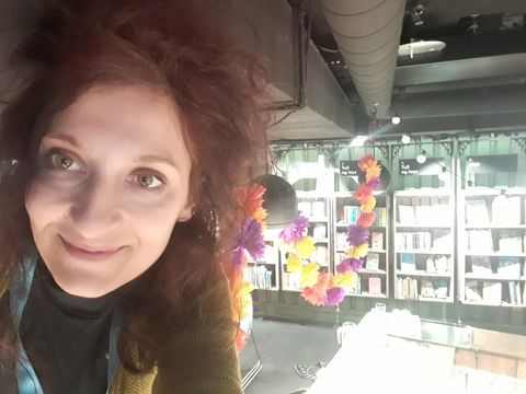 Bildvergrößerung: Valentina Mazzola in der Bibliothek