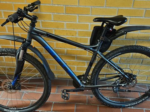 Schwarz-blaues Herrenfahrrad