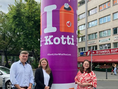 Bezirksbürgermeisterin Clara Herrmann mit Vertreter*innen der BSR vor einer Litfaßsäule mit einem Plakat der Kampagne #DontLitterWhatYouLove