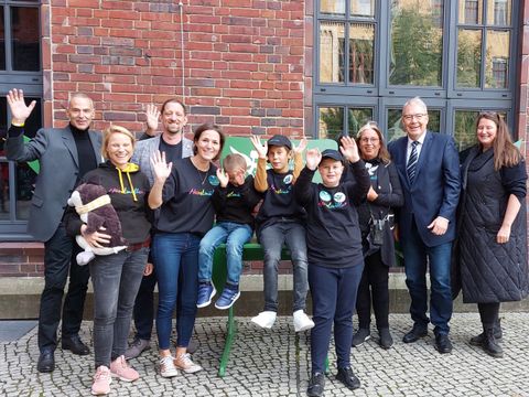 Bildvergrößerung: Bezirksstadtrat Harald Muschner mit dem „Gewinner-Team“ kurz nach der Preisverleihung